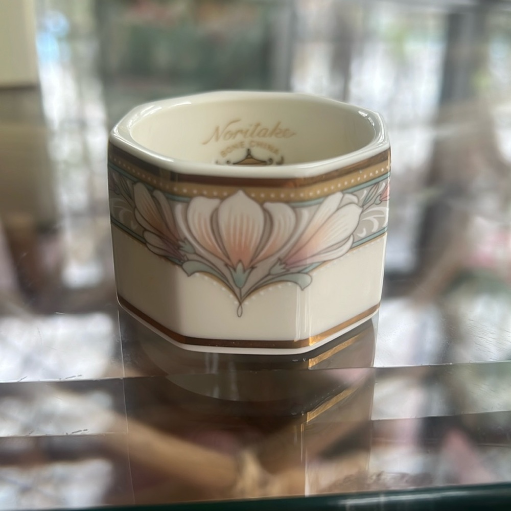 Set of 4 Noritake Barrymore china napkin rings - Picture 2 of 5